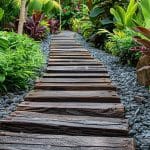 Comment poser des traverses paysagères : guide pratique pour un aménagement extérieur réussi